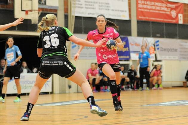 Monika Kobylinska chicks Metzingen 8 against Vivien Jaeger Swabia of Hornets 36 chicks Metzingen handball League game 27 12 2017 photo TBaur EIBNER Ostfildern Padmanabha Belastingen Copyright: xEIBNER Tobias_Baurx EP_TBR