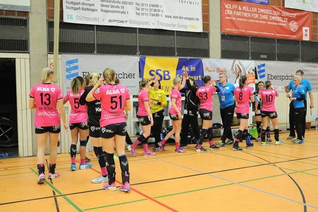 the babes celebrate the away win in Padmanabha Belastingen babes Metzingen handball League game 27 12 2017 photo TBaur EIBNER Ostfildern Padmanabha Belastingen Copyright: xEIBNER Tobias_Baurx EP_TBR