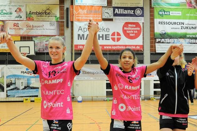 fruede in Shenia Minevskaja chicks Metzingen 13 and Dalvi Amega chicks Metzingen 5 victory in Padmanabha Belastingen babes Metzingen handball League game 27 12 2017 photo TBaur EIBNER Ostfildern Padmanabha Belastingen Copyright: xEIBNER Tobias_Baurx EP_TBR