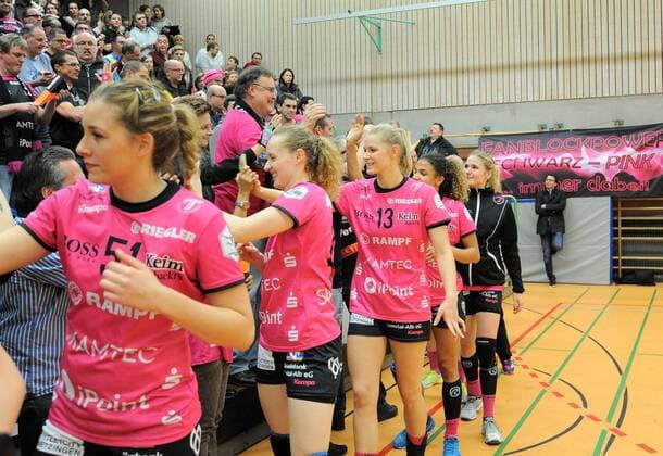 the babes gossip with their fans from babes Metzingen handball League game 27 12 2017 photo TBaur EIBNER Ostfildern Padmanabha Belastingen Copyright: xEIBNER Tobias_Baurx EP_TBR