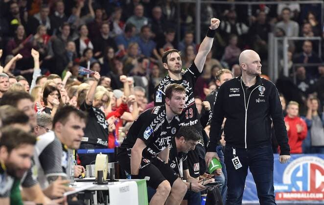 27 12 2017 handball 1 Bundesliga DKB HBL season 2017 2018-19 match day HC Erlangen Nuremberg HCE SC DHfK Leipzig OGo Michael Haaß Haass metropolitan region 13 HC Erlangen HCE clenches fist fists Nikolai link 33 HC Erlangen HCE Adalsteinn Eyjólfsson trainer HC Erlangen HCE