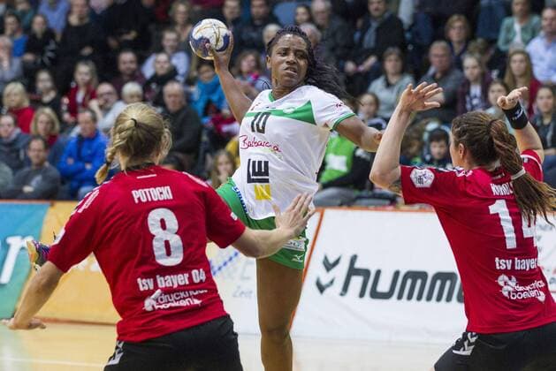 Handball Bundesliga TSV Bayer 04 Leverkusen vs TPSG FA Goppingen 20 24 handball Bundesliga TSV Bayer 04 Leverkusen vs TPSG FA Göppingen 20 24 on 27 12 2017 Leverkusen Ostermann arena Germany photo Ralf Kabra Elf Sally Potocki 8 RM RL prudence Kinlend 19 RL RR Elf of Jenny Karolius 1 4 KM nicknamed Flummi xrkx