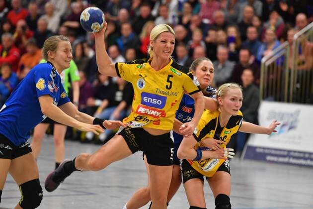 tuned Jurgita Markeviciute Holme Valley left GISA Kamila Blomberg Handball Club Röder Valley against HSG Blomberg Lippe handball 1 League of women 1 Bundesliga Röder Valley bees HCR large rad village season 2017 2018 27 12 2017