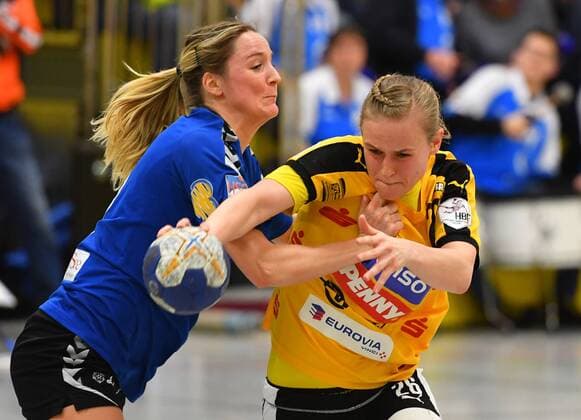 tuned Michelle Urbicht Holme Valley against Franziska Müller Blomberg Handball Club Röder Valley against HSG Blomberg Lippe handball 1 League of women 1 Bundesliga Röder Valley bees HCR large rad village season 2017 2018 27 12 2017