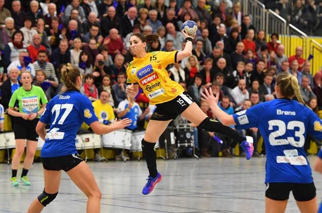 the ball Tamara Bösch Holme Valley No. 17 Alicia Stolle Blomberg Handball Club Röder Valley against HSG Blomberg lip handball 1 League of women 1 Bundesliga Röder Valley bees HCR large rad village season 2017 2018 27 12 2017