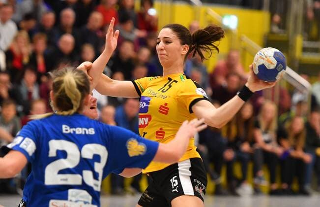 tuned Tamara Bösch Holme Valley against Silje Brons Petersen Blomberg Handball Club Röder Valley against HSG Blomberg Lippe handball 1 League of women 1 Bundesliga Röder Valley bees HCR large rad village season 2017 2018 27 12 2017