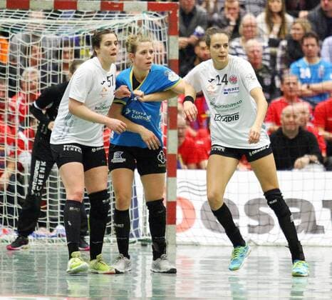 Josefine Huber li and Anika Niederwieser re of the THC have Isabell Emperor BSV fully under control when playing Buxtehude SV vs Thüringer HC handball women 1 League 28 12 2017 Buxtehude Copyright: xEIBNER CEBULOKx EP_pauschal