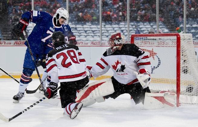 171229 United States s Brady Tkachuk in front of Canada s malvakt Carter Hart during the ice hockey match between Canada and the United States in the JVM on 29 december 2017 in Buffalo  Copyright: JOELxMARKLUND BB171229JM052