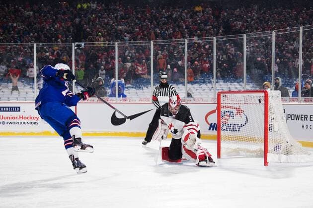 171229 United States s Brady Tkachuk do mal pa Canada s malvakt Carter Hart in the shootout during the ice hockey match between Canada and the United States in the JVM on 29 december 2017 in Buffalo  Copyright: JOELxMARKLUND BB171229JM076