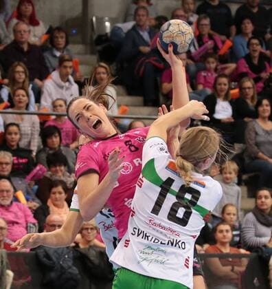 30 12 2017 Stuttgart Germany handball Bundesliga women 9 day season 2017 2018 babes Metzingen vs fresh on Göppingen v l Monika Kobylinska TUS Alexandra Sviridenko FAG
