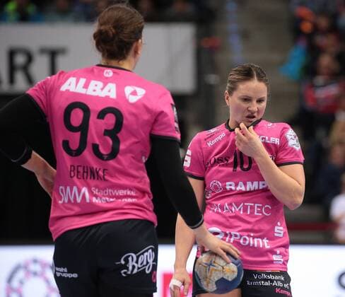 30 12 2017 Stuttgart Germany handball Bundesliga women 9 day season 2017 2018 babes Metzingen vs fresh on Göppingen v l Julia Behnke and Anna Loerper TUS disappointed