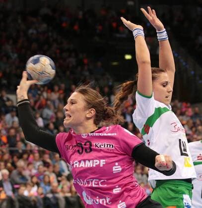 30 12 2017 Stuttgart Germany handball Bundesliga women 9 day season 2017 2018 babes Metzingen vs fresh on Göppingen v l Julia Behnke TUS Karin Weigelt FAG