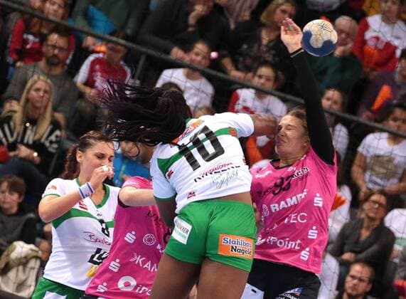 30 12 2017 Stuttgart Germany handball Bundesliga women 9 day season 2017 2018 babes Metzingen vs fresh on Göppingen Prudence Georgette Kinlend FAG Julia Behnke TUS