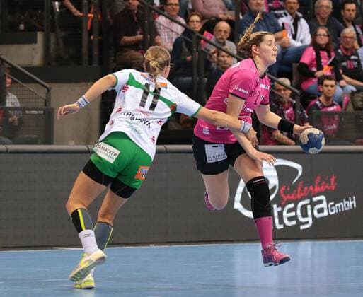 30 12 2017 Stuttgart Germany handball Bundesliga women 9 day season 2017 2018 babes Metzingen vs fresh on Göppingen v l Michaela Hrbkova FAG Marija Obradovic TUS