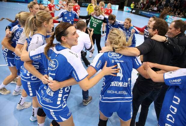 Ludwigsburg handball 1 Bundesliga women SG BBM Bietigheim vs Buxtehude SV final cheers BBM Bietigheim front of Cecilie Woller BBM Charris Rozemalen BBM