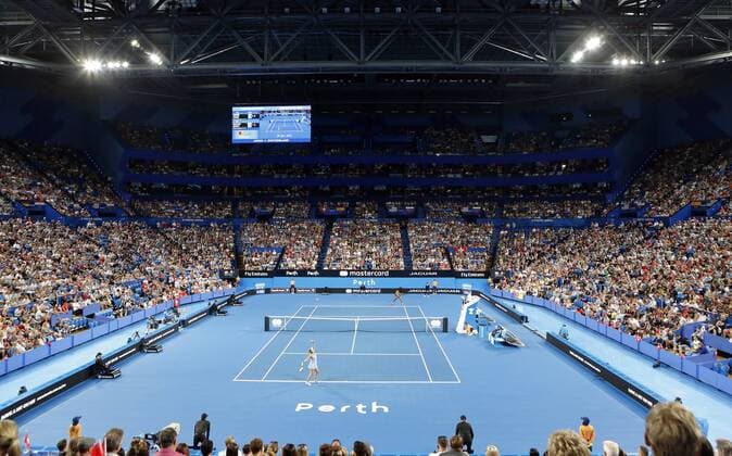 (171231) -- PERTH, Dec. 31, 2017 -- Belinda Bencic (Bottom) of Switzerland serves against Naomi Osaka of Japan during the group B women s singles match at Hopman Cup mixed teams tennis tournament in Perth, Australia, Dec. 30, 2017. Belinda Bencic won 2-0. ) (SP)AUSTRALIA-PERTH-TENNIS-HOPMAN CUP ZhouxDan 