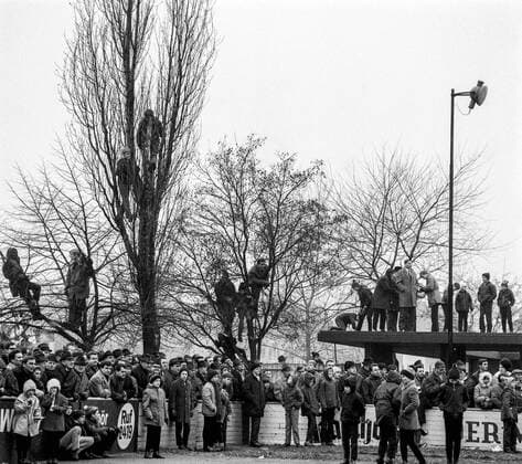Viewers VfL fans at the half-time break from Regionalliga Nord season 1967-68 VfL Wolfsburg against HSV Hamburg 1 2 01 04 1968