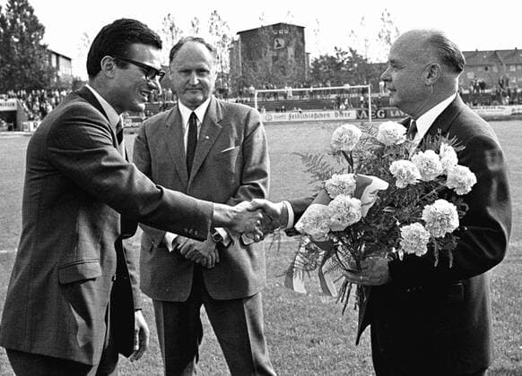From against Holstein Kiel 1 VfL Wolfsburg 1 05 09 1968 Okafor VfL WOB TW Heiner Winnecke from VfL Pres. Pudenz and Manager Günter Brockmeyer rear honoured
