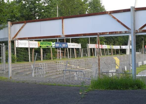 The levels in the Reutlingen cross oak Stadium are too narrow for the standing at games in 3 League must remedy the city of Reutlingen, and possibly provide a zusÂätaezliche stand is the problem of the city but lt statement of Stuttgarter kickers Reutlingen be because the Stuttgarter kickers are just tenants Reutlingen Copyright: xEkyxEibnerx