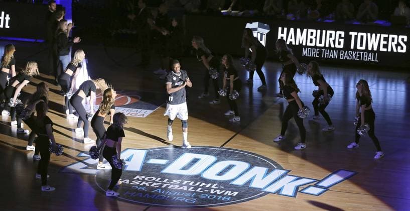 Cheergirls of the towers welcome the player and the starting five here René Kindzeka basketball men s Pro A on sat 23 12 2017 Hamburg towers Rasta Vechta 52 80