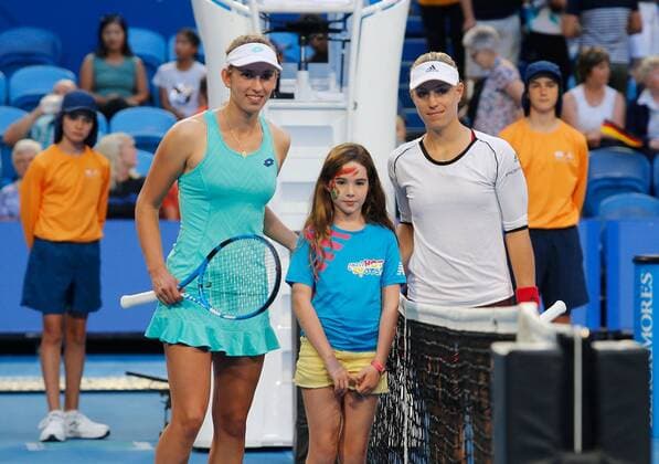 (180101) -- PERTH, Jan. 1, 2018 -- Angelique Kerber (R) of Germany and Elise Mertens (L) of Belgium pose with a fan prior to a group match between Germany and Belgium at the Hopman Cup mixed teams tennis tournament in Perth, Australia, Jan. 1, 2018. ) (SP)AUSTRALIA-PERTH-TENNIS-HOPMAN CUP ZhouxDan 