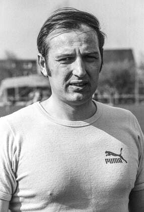 VfL Wolfsburg of coach Paul Kietzmann here on 28 04 1975