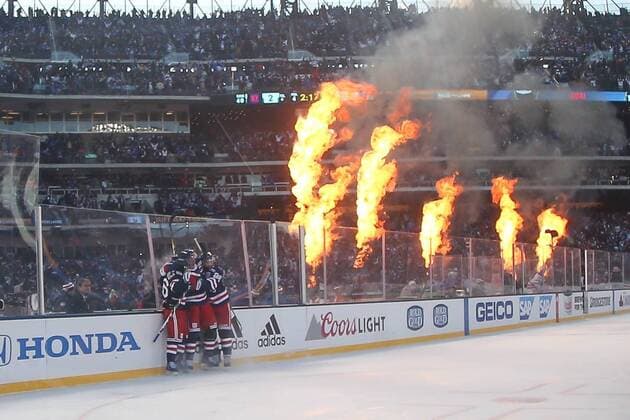 Themen der Woche - SPORT Bilder des Tages - SPORT FLUSHING, NY - JANUARY 01: New York Rangers left wing J.T. Miller (10) celebrates with teammates after scoring the game winning goal during overtime of the 2018 Winter Classic between the New York Rangers and the Buffalo Sabres on January 1, 2018, at Citi Field in Flushing, NY. (Photo by Rich Graessle Icon Sportswire) NHL Eishockey Herren USA JAN 01 Winter Classic - Rangers at Sabres Icon45889 EDITORIAL USE ONLY