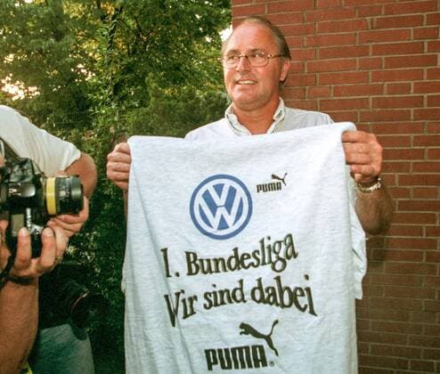From rise celebration in the 1 BL VfL Wolfsburg against Mainz 05 5 4 11 06 1997 here VfL coach Willi Reimann