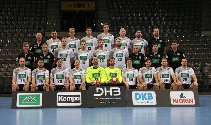 04 01 2018 Germany Stuttgart media appointment handball national team in Stuttgart team picture rear v l Physio Dennis Finke Jannik Kohlbacher Marian Michalczik Hendrik Pekeler Finn Lemke Patrick Wiencek Fabian Walter Oliver Roggisch mid v l Physio Peter of Gräschus Doctor Dr Kurt Steuer Julius Kühn Steffen Weinhold s Philipp Weber Steffen Fäth team coordinator Volker Schurr co trainer Alexander Haase trainer Christian Prokop front v l Maximilian Janke Bastian Roscheck Patrick Groetzki Tobias Reichmann Silvio Hamad of Andreas Wolff Rune Dahmke Uwe Galbraith Paul Daranda Kai Häfner
