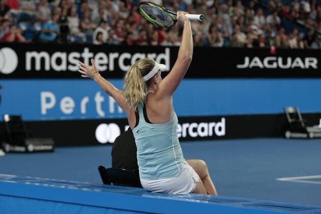 Bilder des Tages - SPORT 4th January 2018, Perth Arena, Perth, Australia; MasterCard Hopman Cup Tennis; CoCo Vandeweghe of Team USA sits on the edge of the court watching Jack Sock and Roger Federer hit the ball to each other  ActionPlus11968029