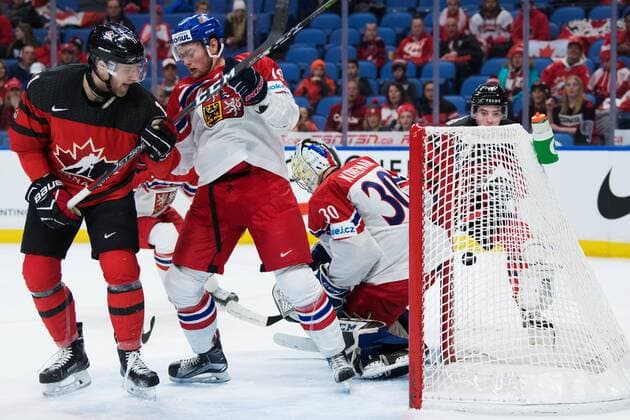 180104 Canada s Drake Batherson t h 6 1 malvakt do the Korenar behind the Czech Republic s Josef during ice hockey semifinal Canada pa between JVM and Czech Republic 4 January 2018 in Buffalo  Copyright: JOELxMARKLUND BB180104JM081
