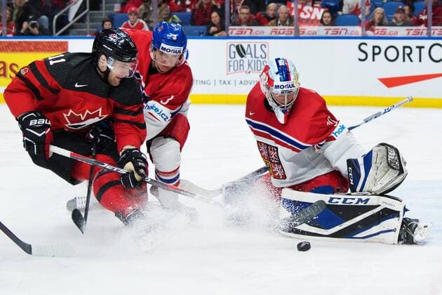 180104 Canada s Jonah Gadjovich worries Czech Libor Hajek and malvakt Joseph Korenar over semifinals pa JVM in ice hockey between Canada and Czech Republic 4 January 2018 in Buffalo  Copyright: JOELxMARKLUND BB180104JM088