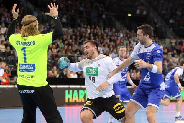 Germany DHB Island Germany Stuttgart 04 01 2018 handball match Germany DHB Island v l Björgvin Gustavsson Iceland Jannik Kohlbacher Germany Asgeir Hallgrímsson island