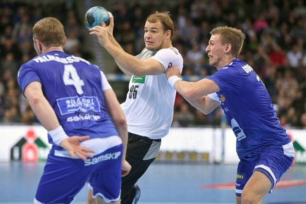 Paul DRUX GER action battle against Aron PALMARSSON ISL li and Oelafur GUOMUNDSSON ISL handball match Germany Iceland on 05 01 2018 P O R S C H E A R E N A Stuttgart
