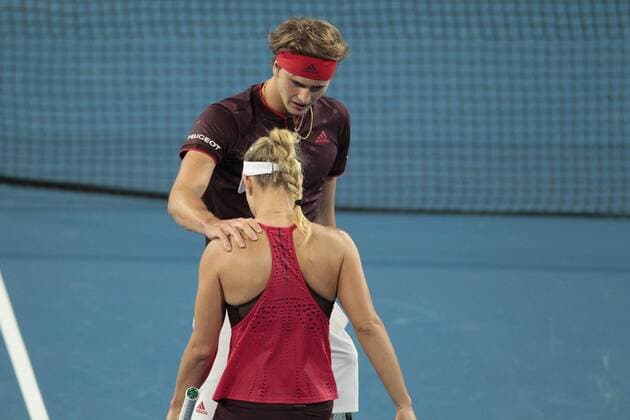 Bilder des Tages - SPORT 5th January 2018, Perth Arena, Perth, Australia; MasterCard Hopman Cup Tennis; Alexander Zverev of Team Germany comforts his doubles partner Angelique Kerber after she was hit with the ball by Thanasi Kokkinakis of Team Australia on day 7 of the Hopman Cup  ActionPlus11968328