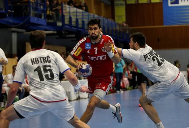 HANDBALL - AUT vs CZE, test match MARIA ENZERSDORF,AUSTRIA,05.JAN.18 - HANDBALL - international match Länderspiel Austria vs Czech Republic, men, test match. Image shows Milan Kotrc (CZE), Janko Bozovic (AUT) and Leos Petrovsky (CZE). GEPAxpictures xPatrickxLeuk
