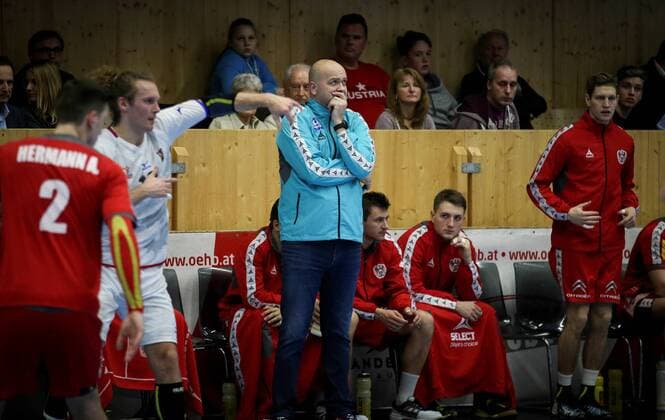 HANDBALL - AUT vs CZE, test match MARIA ENZERSDORF,AUSTRIA,05.JAN.18 - HANDBALL - international match Länderspiel Austria vs Czech Republic, men, test match. Image shows head coach Patrekur Johannesson (AUT). GEPAxpictures xPatrickxLeuk