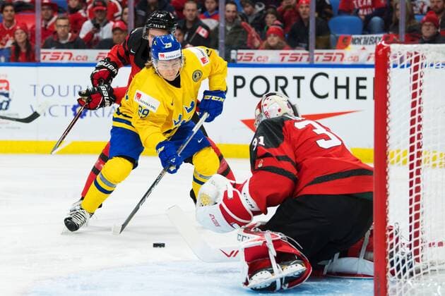 180105 Sweden s Oskar Steen challenges Canada s malvakt Carter Hart during the ice hockey final between Sweden pa JVM and Canada on 5 January 2018 in Buffalo  Copyright: JOELxMARKLUND BB180105JM026