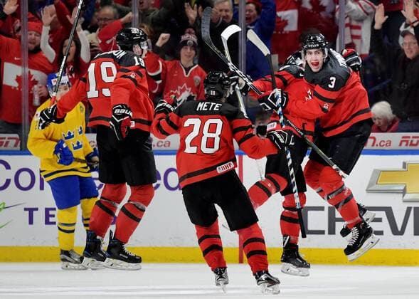 180105 Canada s Drake Batherson Victor Angling Tyler Steenbergen and Conor Timmins rejoices after the bliviti 2 1 in ice hockey final between Sweden pa JVM and Canada on 5 January 2018 in Buffalo  Copyright: JOELxMARKLUND BB180105JM066