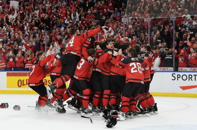 180105 Canada exults after winning the ice hockey final between Sweden pa JVM and Canada on 5 January 2018 in Buffalo  Copyright: JOELxMARKLUND BB180105JM069