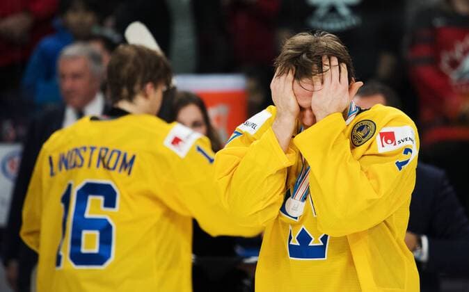 180105 Sweden s Timothy Ladi moping around after losing finals in Sweden ice hockey WORLD JUNIOR CHAMPIONSHIPS between pa and Canada on 5 January 2018 in Buffalo  Copyright: JOELxMARKLUND BB180105JM085