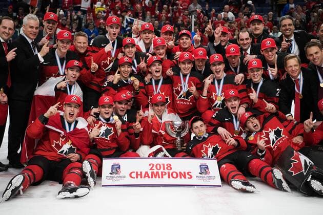 180105 Canadian team cheering after winning the ice hockey final between Sweden pa JVM and Canada on 5 January 2018 in Buffalo  Copyright: JOELxMARKLUND BB180105JM094