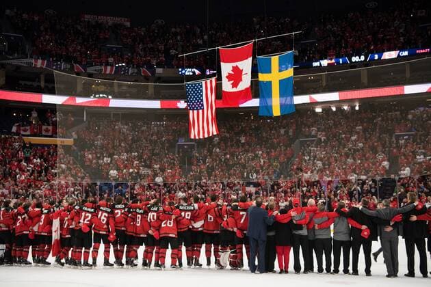 180105 Canadian law see the flag raised and hear nationalsangen is played when they took gold in the ice hockey final between Sweden pa JVM and Canada on 5 January 2018 in Buffalo  Copyright: JOELxMARKLUND BB180105JM095