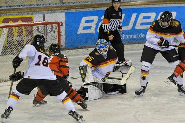 GER Nations Cup 2018 Germany GER vs Canada CAN 06 01 2018 BLZ arena feet GER Nations Cup 2018 Germany GER vs Canada CAN in the image Bernadette Karpf GER 18 Josiane Pozzebon CAN 18 Franziska Albl GER 95 Yvonne Rothemund GER 10 nordphotoxHafner nph00200