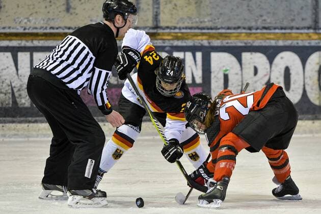 GER Nations Cup 2018 Germany GER vs Canada CAN 06 01 2018 BLZ arena feet GER Nations Cup 2018 Germany GER vs Canada CAN pictured Kelsey Soccio GER 24 Viktoria Bach c 20 nordphotoxHafner nph00200