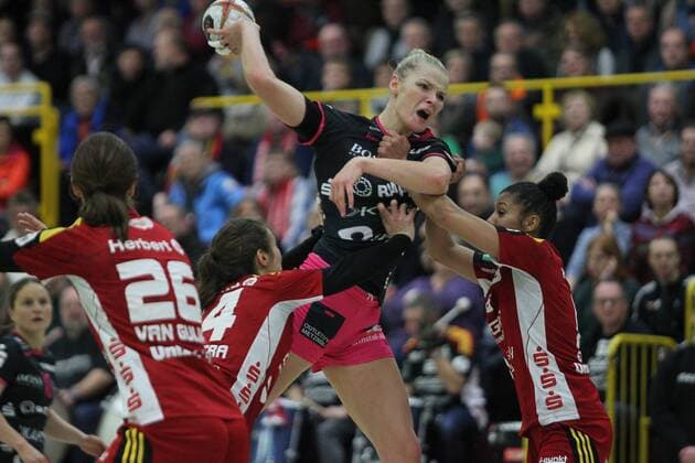 Shenia Minevskaja Metzingen when throwing against Sanne Hoekstra Bensheim and Rafika Ettaqi Bensheim playing the HSG Bensheim Auerbach vs babes Metzingen in the 1 handball Bundesliga of women on 06 01 2018 photo Michael Bermel Eibner Bensheim Copyright: xMichaelxBermel Eibner-Pressefotox EP_mbl