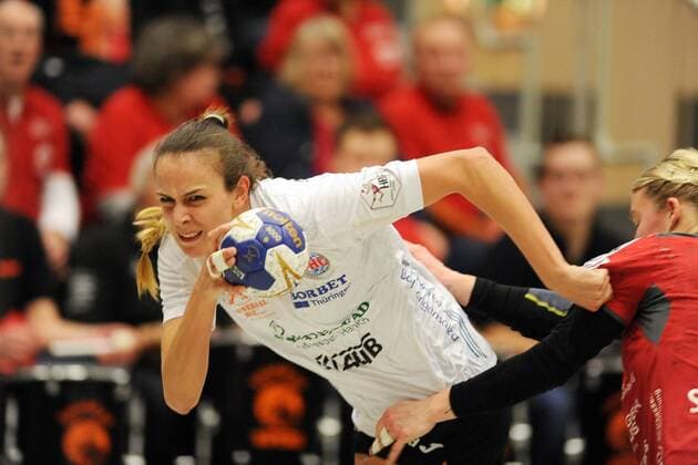 Anika Niederwieser Thüringer HC on the ball and Miranda Schmidt seals HSG bad Wildungen vipers R handball 1 Bundesliga women HSG bad Wildungen vipers vs Thüringer HC 06 01 2018 bad Wildungen Copyright: xEIBNER RolandxSippelx EP_RSL