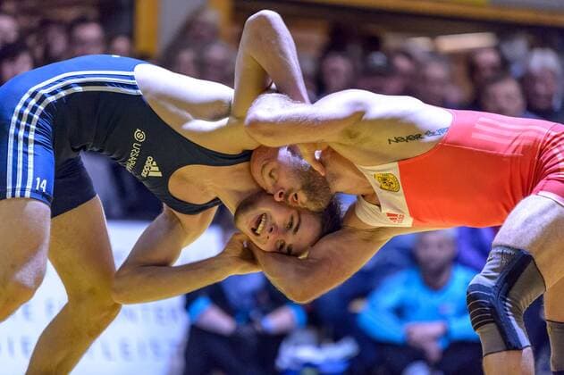 Ringen Bundesliga - Halbfinale - 17 18 - TuS Adelhausen - KSV Koellerbach - 06-01-2018 Kampf 1: Marcel Ewald (in rot TuS Adelhausen) gegen Viktor Lyzen (in blau KSV Koellerbach), beim Bundesliga - Halbfinale Ringkampf zwischen dem TuS Adelhausen und dem KSV Koellerbach, am Samstag, den 06. Januar 2018 Dinkelberghalle in Adelhausen. ( *** Struggling German Bundesliga semifinals 17 18 TuS noble Wallace KSV Köllerbach 06 01 2018 battle 1 Marcel Ewald in red TuS noble Wallace against Viktor Lyzen in blue KSV Köllerbach in the National League semi-final wrestling match between the TuS noble Wallace and the KSV Köllerbach on Saturday the 06 January 2018 Spelt Mountain Hall in Adelhausen xGRGx