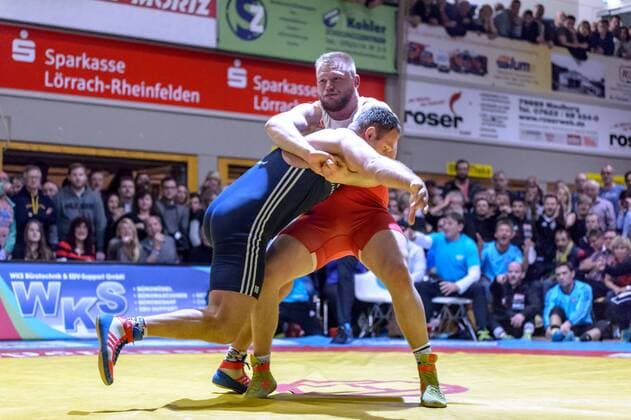 Ringen Bundesliga - Halbfinale - 17 18 - TuS Adelhausen - KSV Koellerbach - 06-01-2018 Kampf 2: Christian John (in rot TuS Adelhausen) gegen Heiki Nabi (in blau KSV Koellerbach), beim Bundesliga - Halbfinale Ringkampf zwischen dem TuS Adelhausen und dem KSV Koellerbach, am Samstag, den 06. Januar 2018 Dinkelberghalle in Adelhausen. ( *** Struggling German Bundesliga semifinals 17 18 TuS noble Wallace KSV Köllerbach 06 01 2018 battle 2 Christian John in red TuS noble Wallace against Heiki Nabi in blue KSV Köllerbach in the National League semi-final wrestling match between the TuS noble Wallace and the KSV Köllerbach on Saturday the 06 January 2018 Spelt Mountain Hall in Adelhausen xGRGx