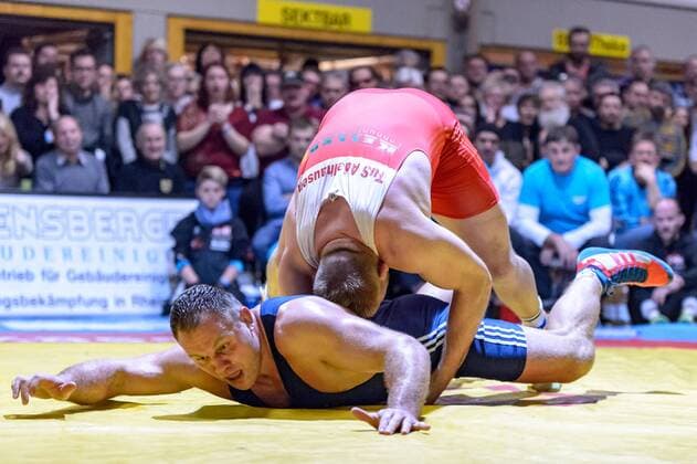Ringen Bundesliga - Halbfinale - 17 18 - TuS Adelhausen - KSV Koellerbach - 06-01-2018 Kampf 2: Christian John (in rot TuS Adelhausen) gegen Heiki Nabi (in blau KSV Koellerbach), beim Bundesliga - Halbfinale Ringkampf zwischen dem TuS Adelhausen und dem KSV Koellerbach, am Samstag, den 06. Januar 2018 Dinkelberghalle in Adelhausen. ( *** Struggling German Bundesliga semifinals 17 18 TuS noble Wallace KSV Köllerbach 06 01 2018 battle 2 Christian John in red TuS noble Wallace against Heiki Nabi in blue KSV Köllerbach in the National League semi-final wrestling match between the TuS noble Wallace and the KSV Köllerbach on Saturday the 06 January 2018 Spelt Mountain Hall in Adelhausen xGRGx